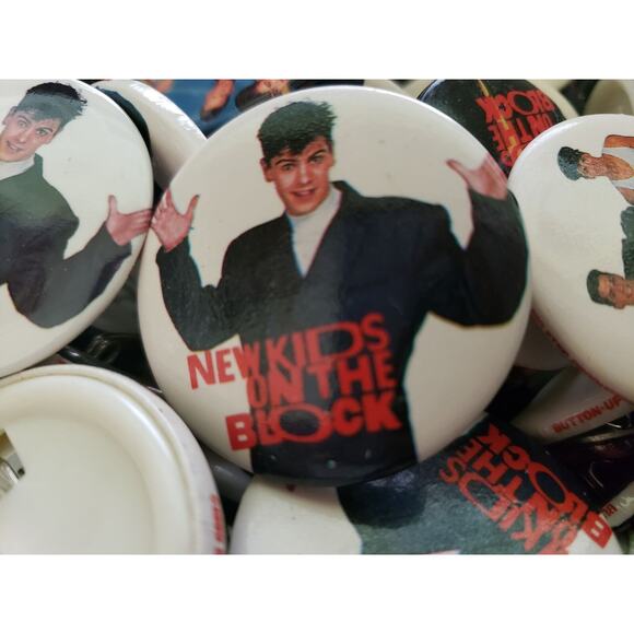 Vintage 1989 New Kids On The Block NKOTB 6 Random Pinback Buttons New Old Stock - Picture 3 of 3
